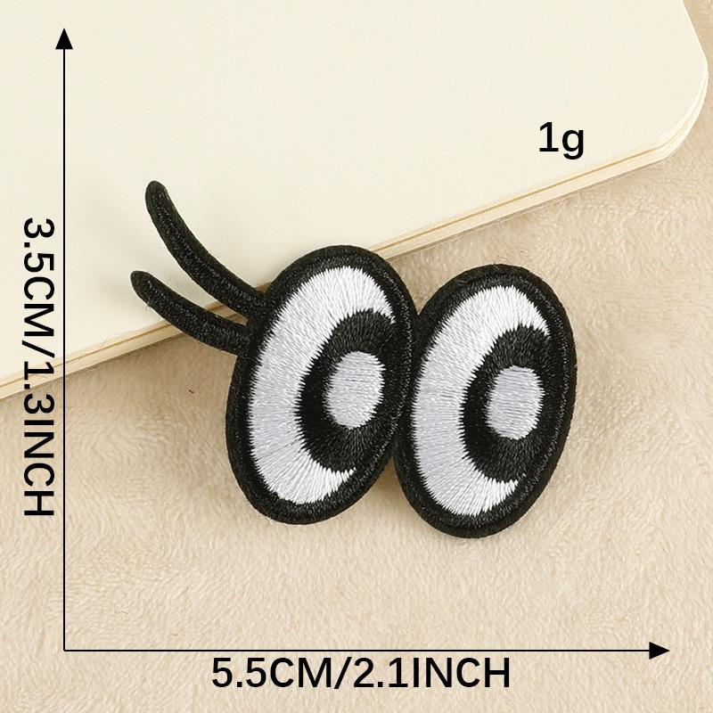 

Мультяшная повязка на глаз и вышитый значок на одежде