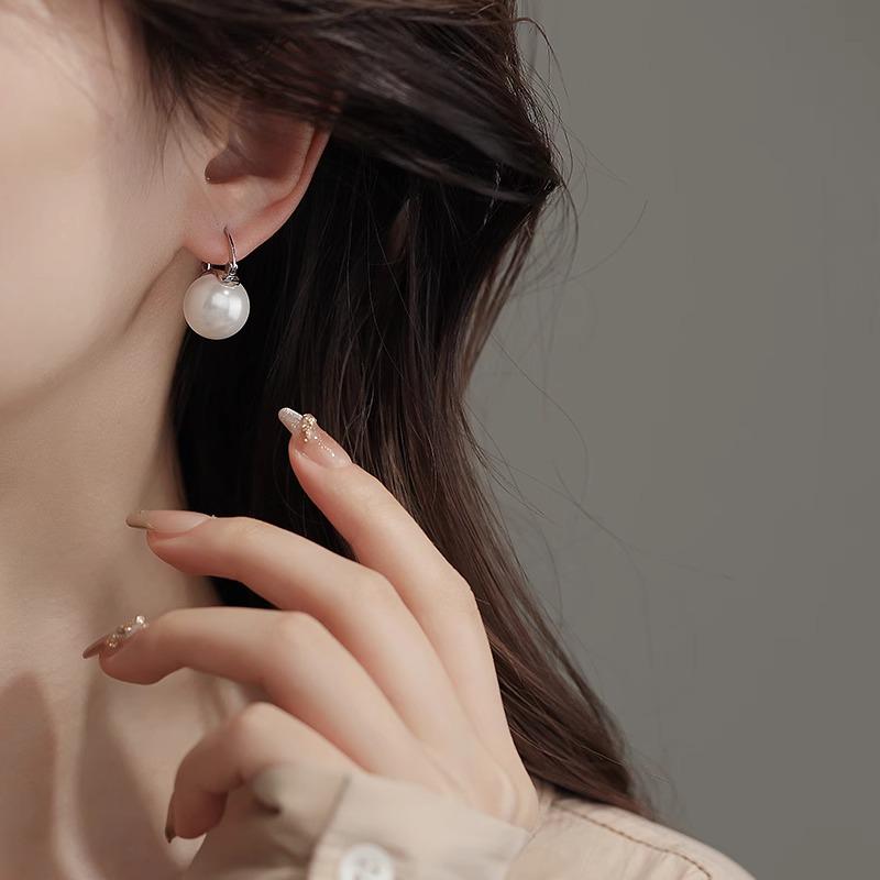 French High-End Australian South Sea Pearl Ear Cuffs: Luxury Women's Niche Design Socialite Earrings.
