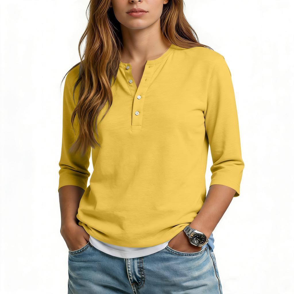 Camiseta informal de mujer con cuello en V, manga tres cuartos y botones decorativos.