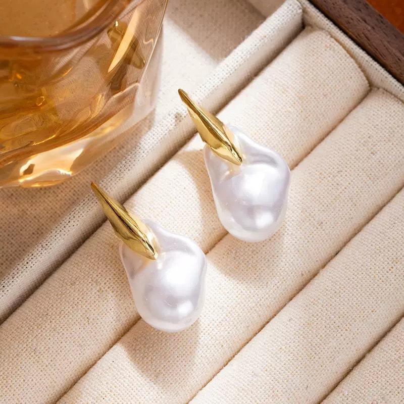 

Irregular geometric pearl stud earrings French baroque retro niche fashion earrings versatile high-end earrings