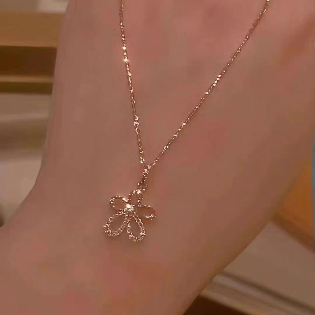 Small Flower Necklace Female Temperament Versatile Clavicle Chain Young High-end Half-diamond Five-petal Pendant