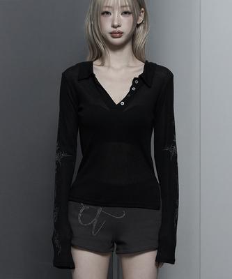ETRE AU SOMMET Rib Collar Tattoo Long Sleeve Top (Black)