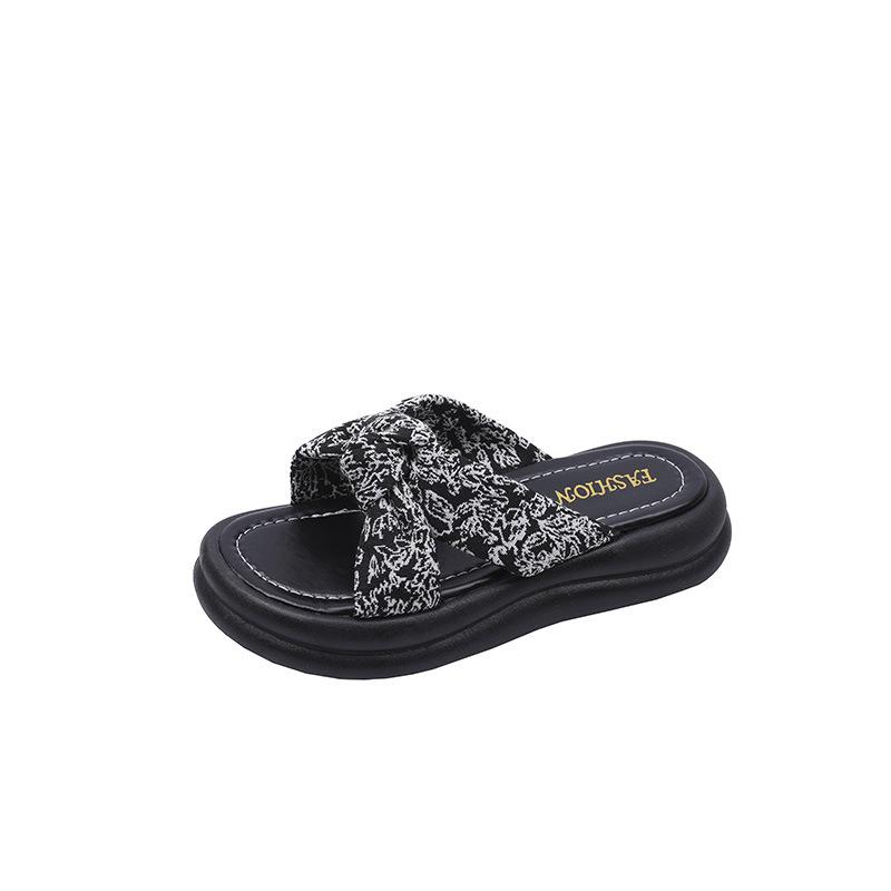 One-word drag girl 2025 summer new wear casual muffin slippers with skirt beach shoes