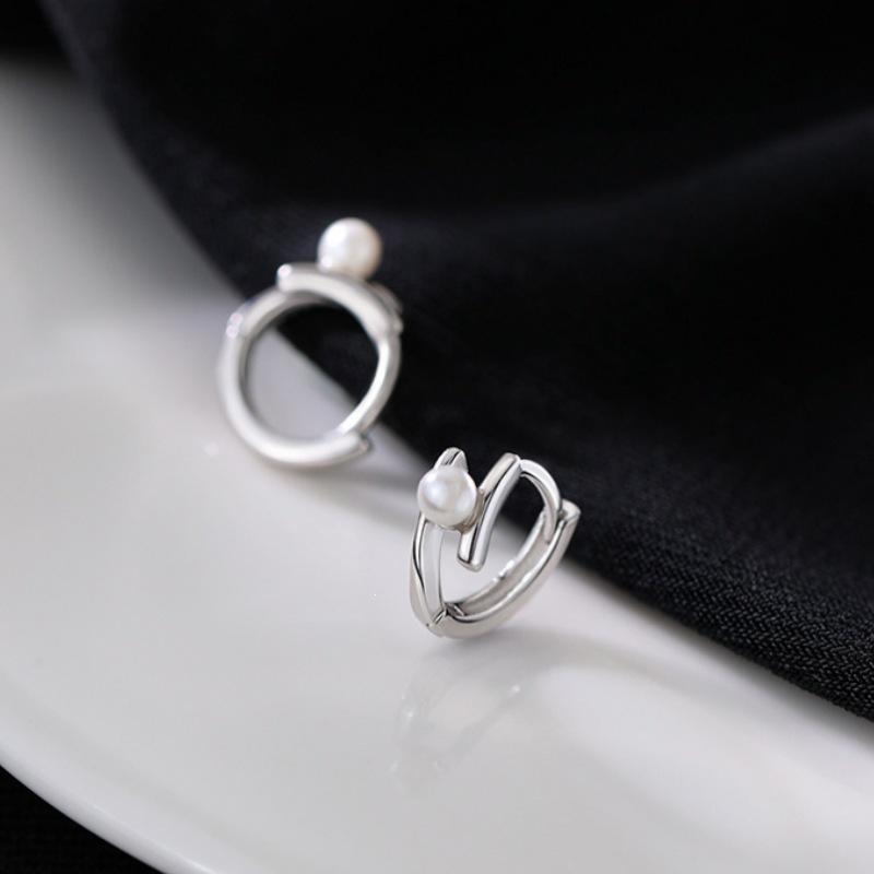 2023 New Style Niche Design Pearl Stud Earrings: 925 Sterling Silver Needle, Light Luxury Winter Ear Ornaments for Women
