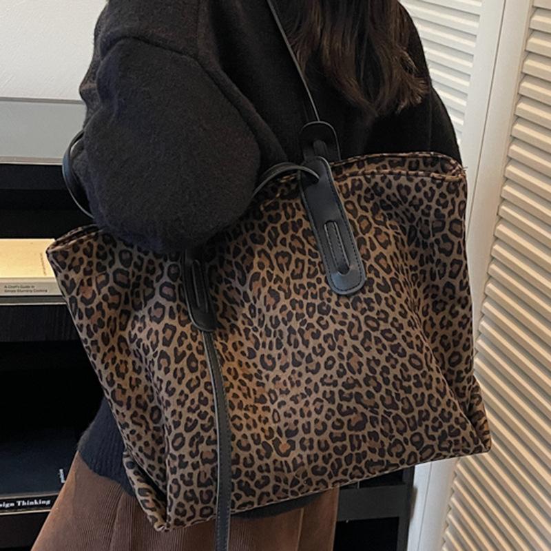 2025 autumn new trendy Korean version of foreign style leopard print shoulder large capacity high value fashion portable tote bag women