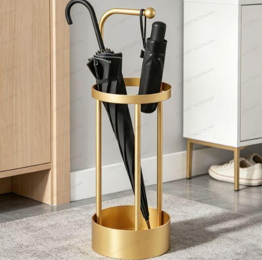 Goldener Metall-Schirmständer: Schicker Eingangsorganizer für Wohnungen