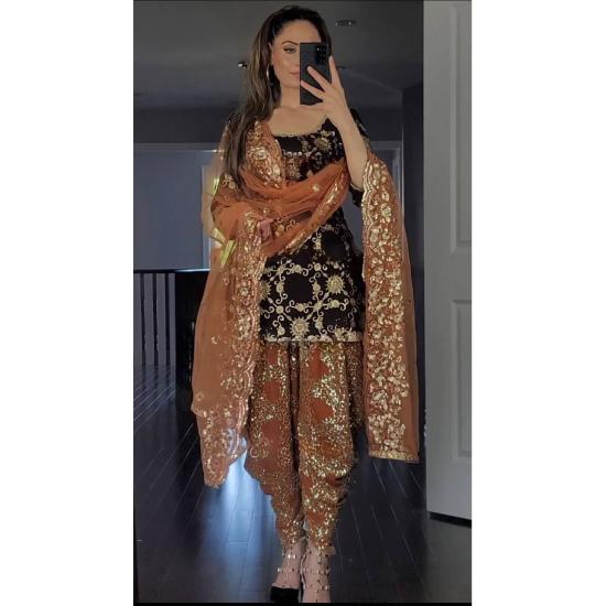 

Недавно разработанный и настоятельно рекомендуемый комплект топ-дхоти для женщин, который можно носить в повседневные дни.