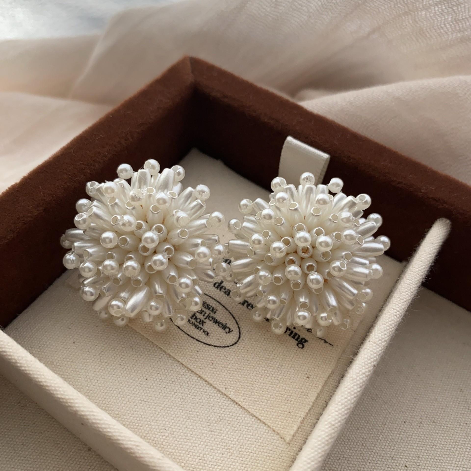 Premium Korean pearl flower cluster earrings, simple temperament earrings, earrings, fireworks, personalized beaded flower women s earrings