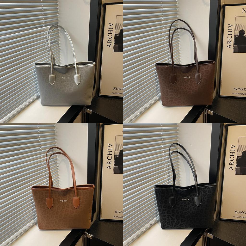 Retro Womens Tote Bag With Special Fabric And Zipper Closure For Daily Commuting And Office
