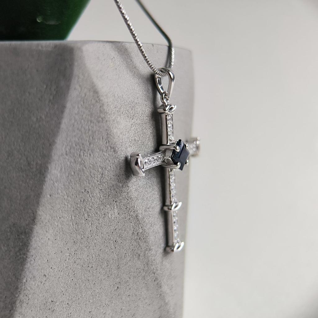 Серебряный крестик с сапфиром 1.334ct, фианитами (2206668)