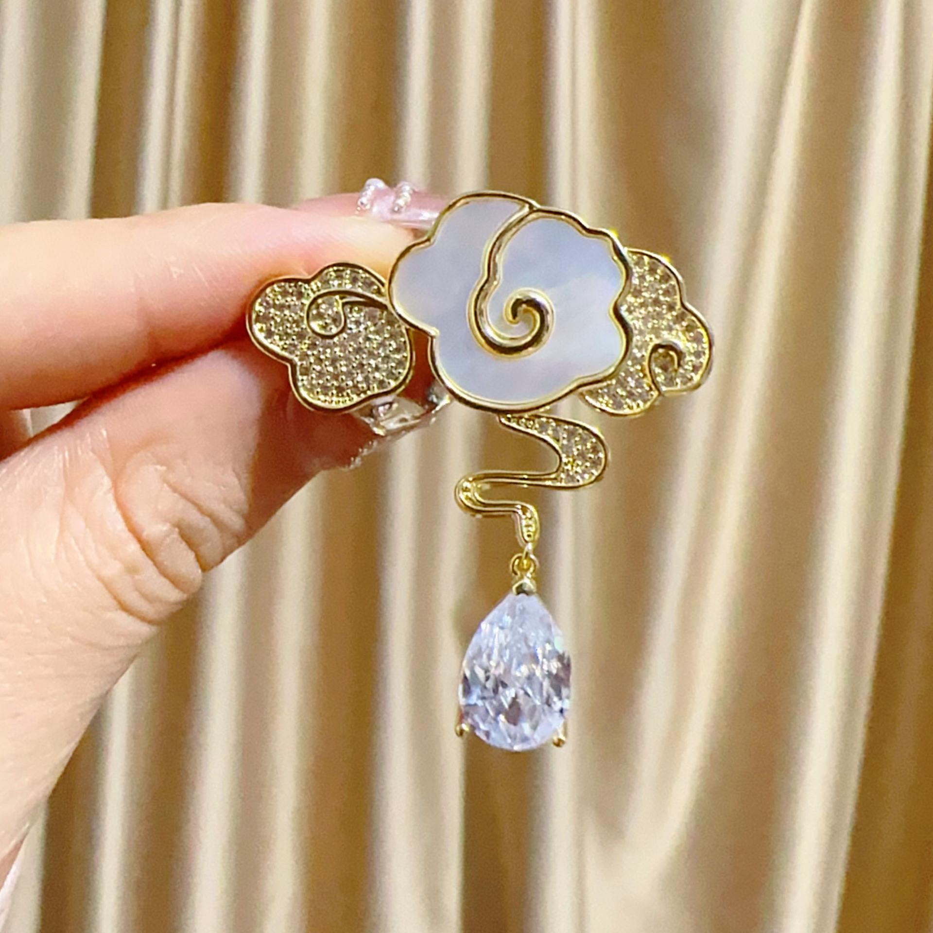 

Брошь в китайском стиле с узором облаков и инкрустацией бриллиантами для женщин, Легкая и роскошная брошь-капля воды 4*4.7cm