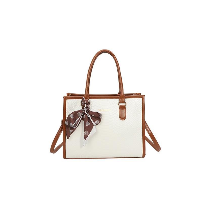

Versatile trendy bag, snake pattern largecapacity commuting shoulder bag temperament design sense messenger bag