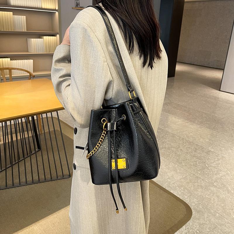 

осень-зима 2025 новая нишевая мода универсальная сумка для отдыха с высоким чувством большая вместимость на плечо кроссбоди сумка-ведро сумка для мамы 20*13*22 чёрный