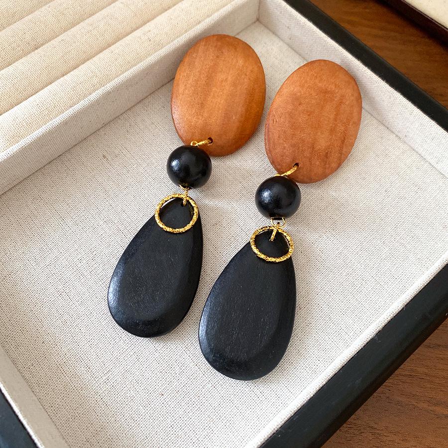 

Silver needle wooden bead oval water drop earrings European and American exaggerated personality retro earrings light luxury high-end earrings women