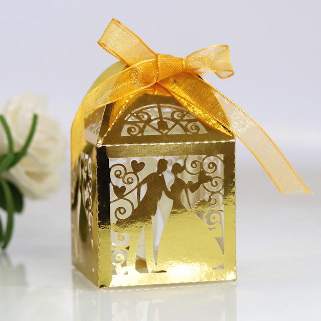 30 50 STÜCKE/llot Laser Cut Braut Bräutigam Hochzeit Süßigkeiten Pralinenschachtel Gäste Geschenkboxen Papierverpackung Babyparty Schokoladenkeksschachtel