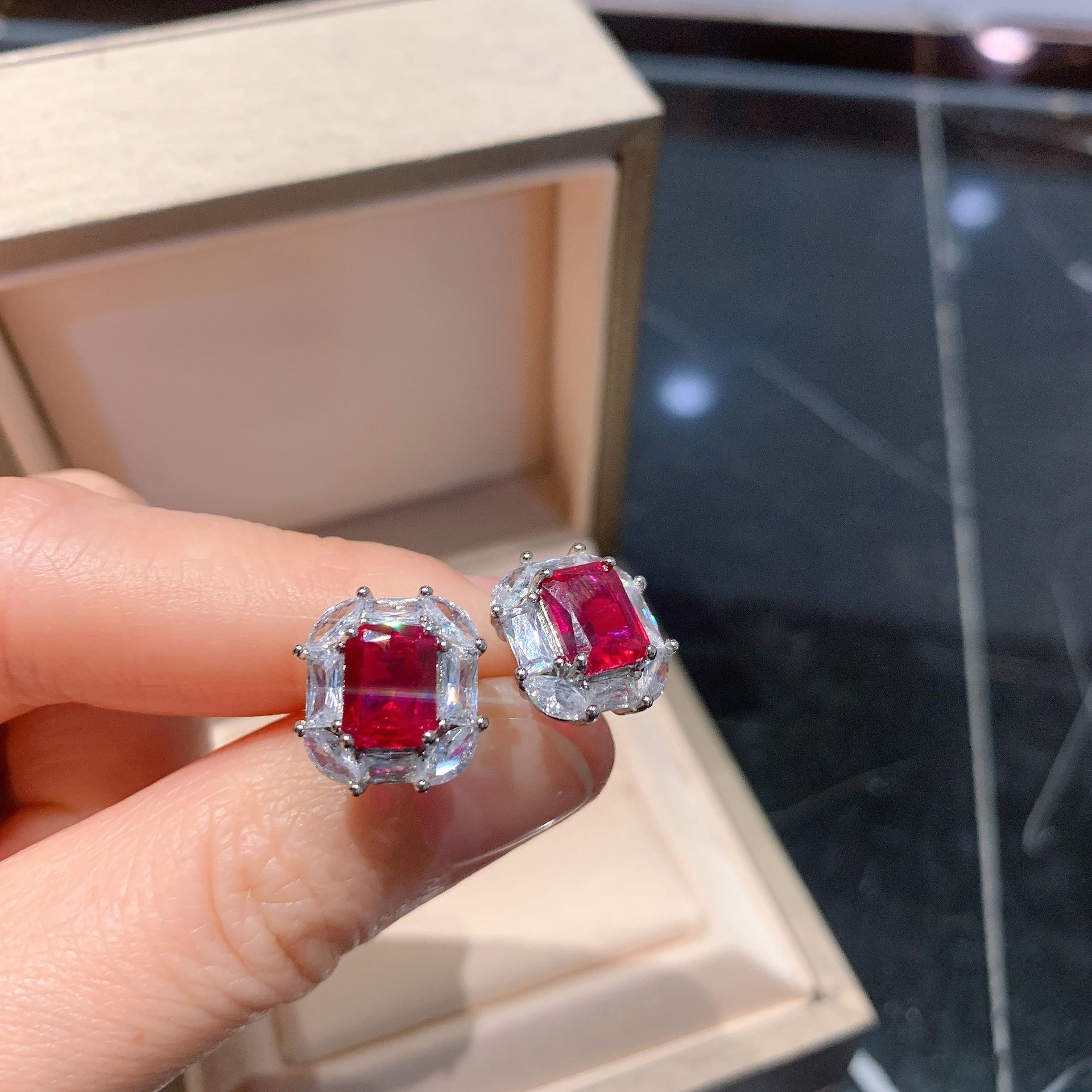 

Ретро-изумрудные квадратные серьги-гвоздики для женщин, геометрические серьги с микробриллиантами, имитация красной голубиной крови для женщин