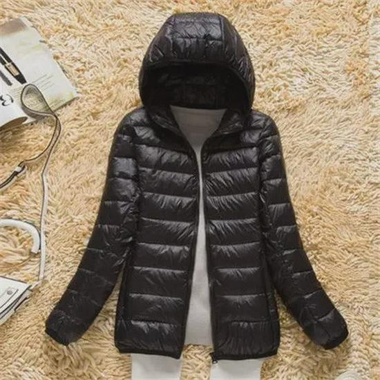 

Легкая женская куртка-пуховик с капюшоном — облегающий крой, короткий фасон, воротник-стойка, корейский модный тренд. L [95-110 lbs]