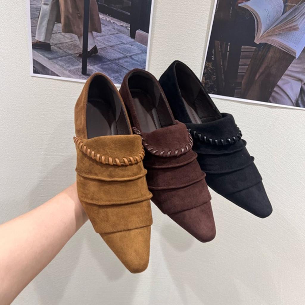 Otoño e invierno 2025 gran explosión suela blanda empalme color sólido boca oscura plisados zapatos individuales antideslizantes con falda zapatos versátiles puntiagudos