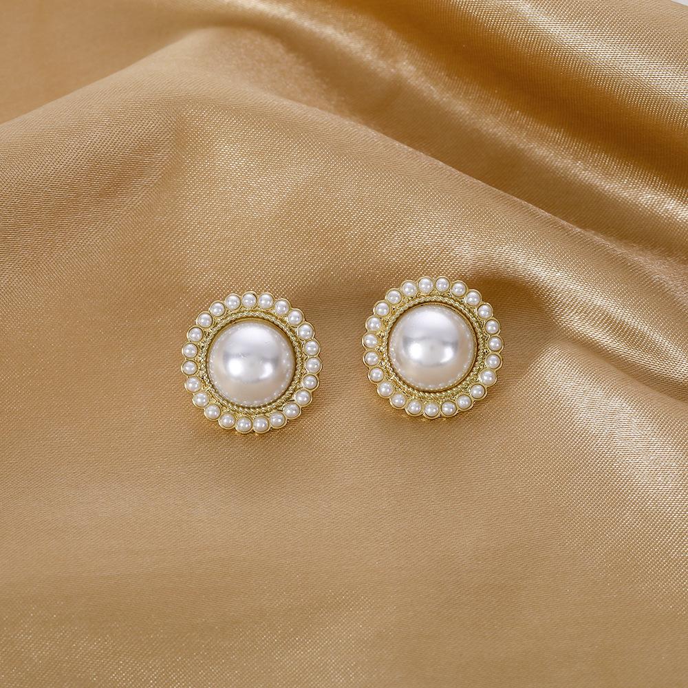 Boucles d'oreilles à tige en perles de fleur de vent parfumées à petite aiguille argentée, boucles d'oreilles légères et luxueuses, style célébrité, style rétro élégant et tendance