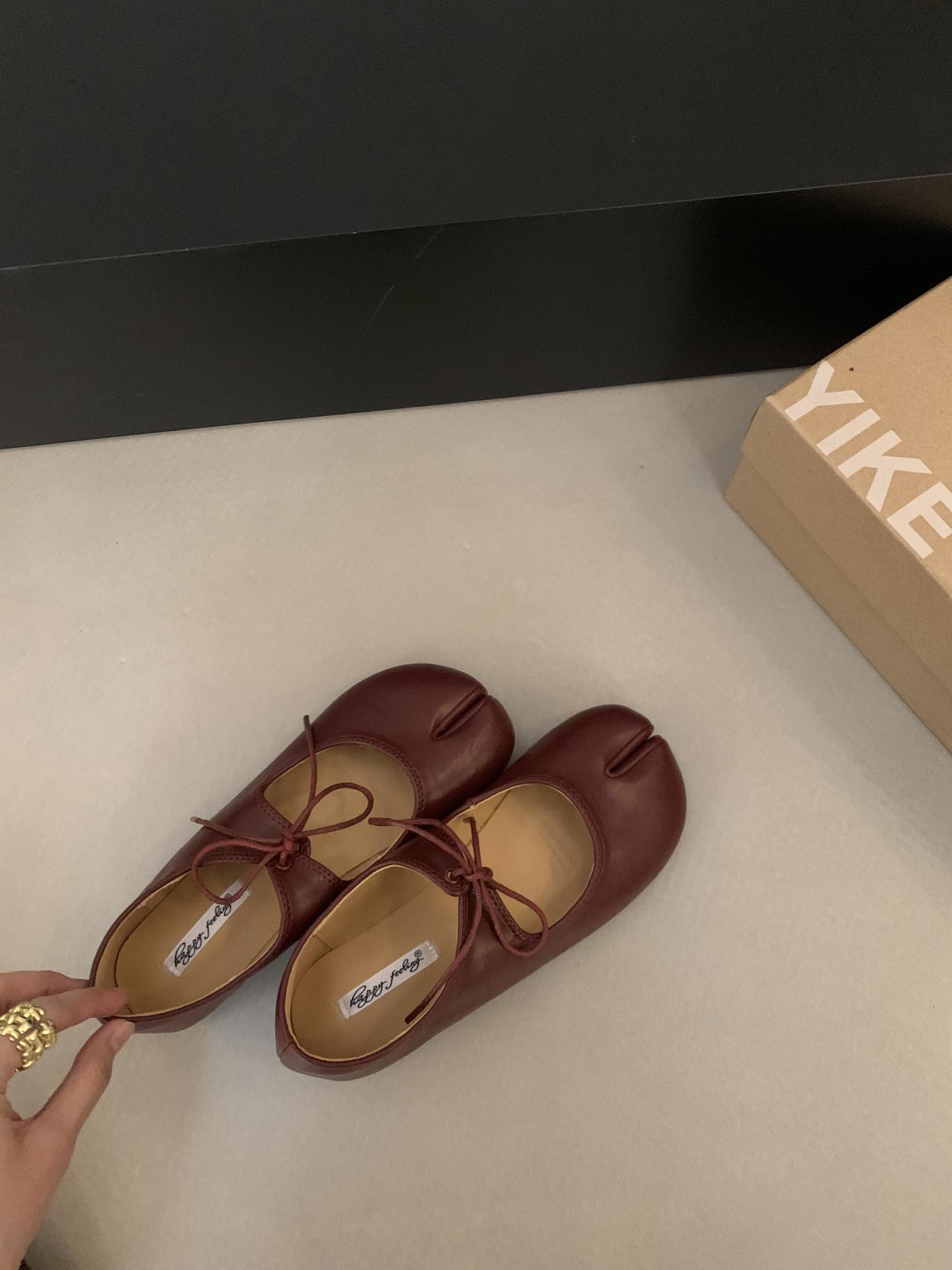 

French flat bottom shallow mouth Mary Jane shoes women s autumn 2025 new sub-toe word with pig s trotters ballet shoes 40