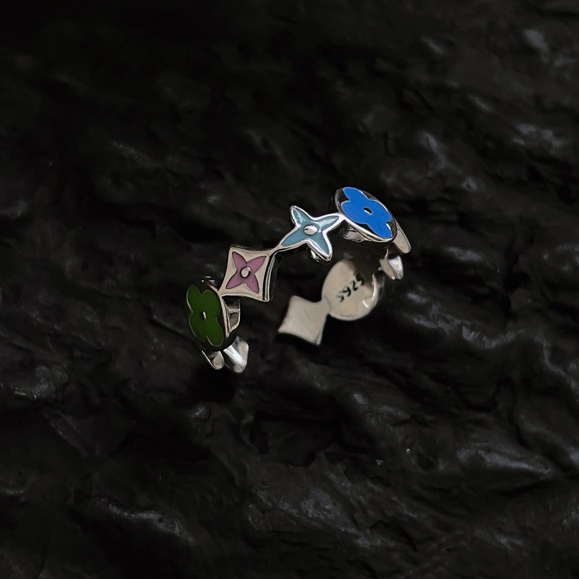 

Кольцо Четырехлистный клевер с цветной эмалью, маленькое кольцо-цветок с открывающейся шинкой, с чувством моды и индивидуальности, сто с новым трендом Opening adjustable разноцветный