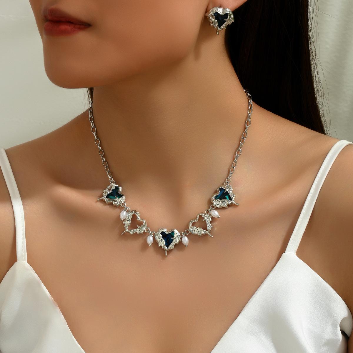 

Retro high-end flame love earrings necklace drip oil design long chain simple heart stud earrings women