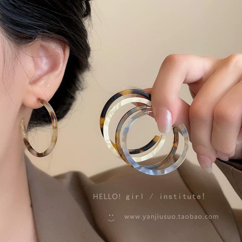 Silver Needle Retro Leopard Print Resin Earrings - Women's Fashion Stud Jewelry