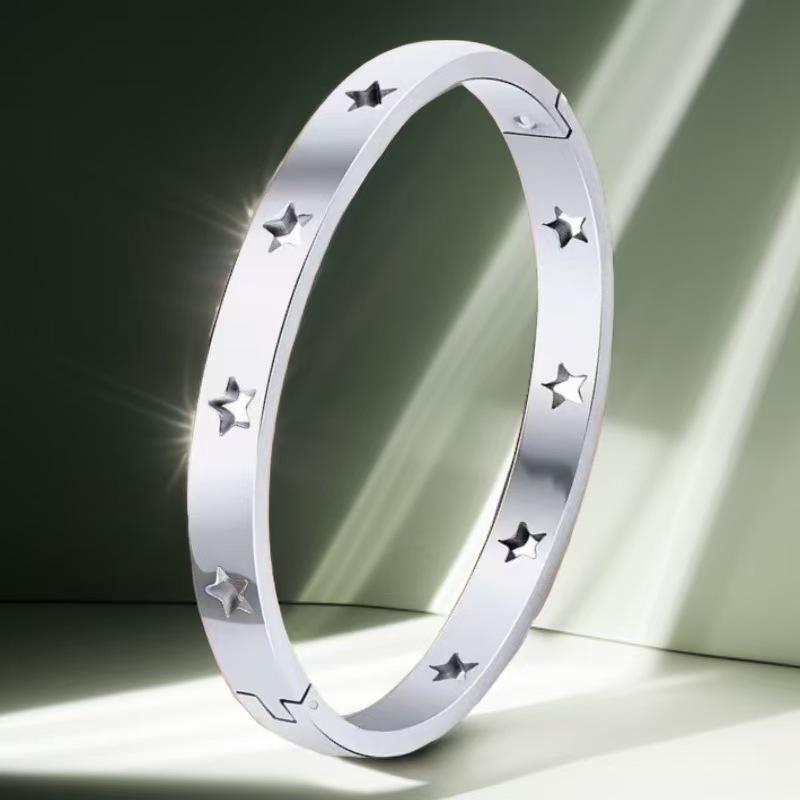 Titanium Stainless Steel Women's Bracelet with Star Ornament - High-End, Light Luxury, Versatile, and Fade-Resistant.