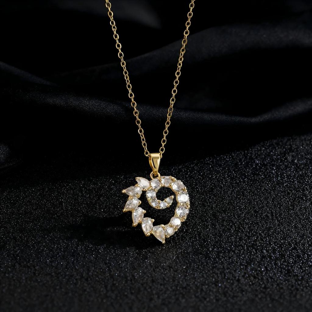 Metal Heart Crown Collarbone Necklace Hip Hop Pendant Necklace For Women Luxury Chain Accessory