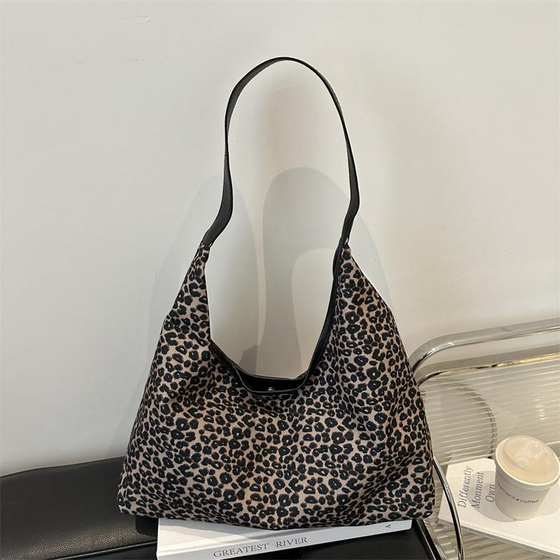 Stylish Simple Shoulder Bag For Women In Trendy Colors Perfect For Autumn Outfits