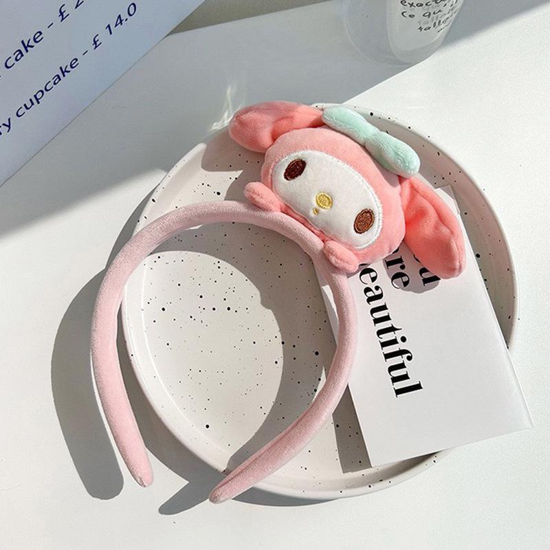 Plush Cartoon Bear Headband: Perfect for Autumn/Winter Skincare, Versatile Outings, and Effortless Style.