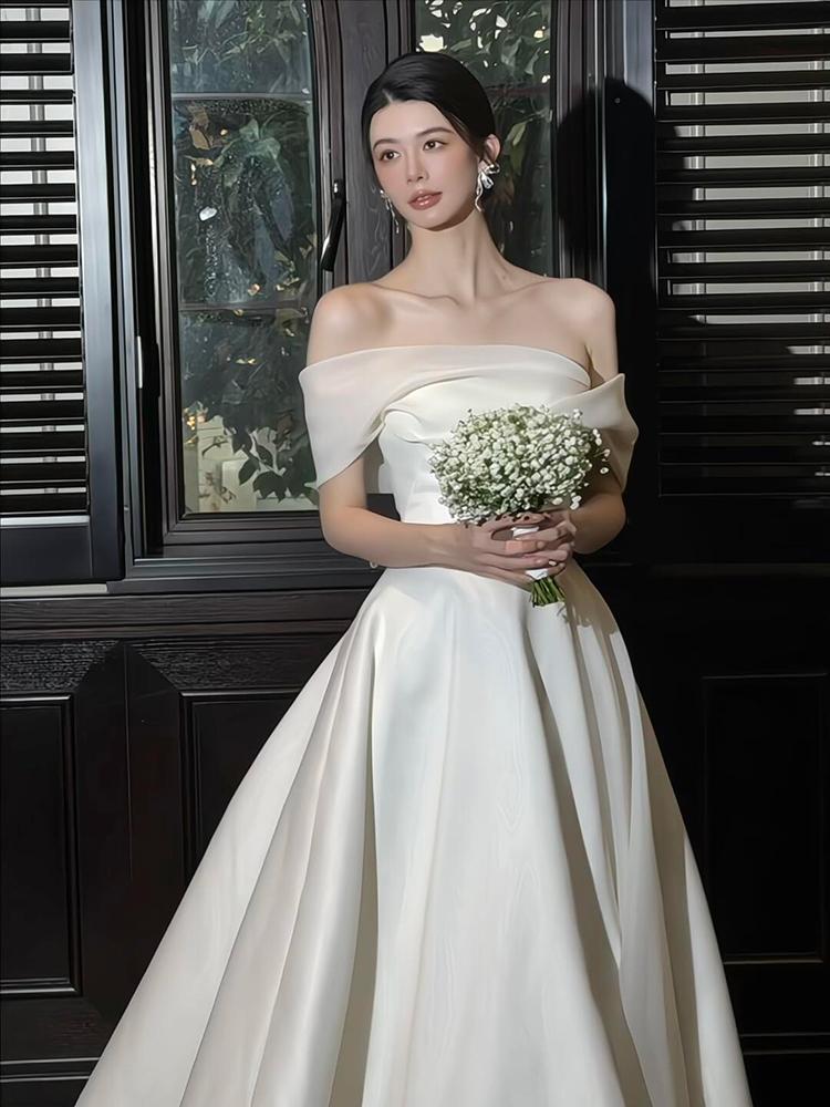 Elegant Simple Bridal Gown One Shoulder Lightweight Outdoor Wedding Dress Floor Length Train Korean Style Bridal Dress