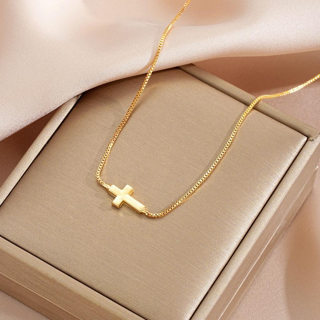 A Strip of Exquisite Fashion Stainless Steel Cross Necklace Suitable for Women's Clavicle Chain Jewerly Accessory Daily Wear