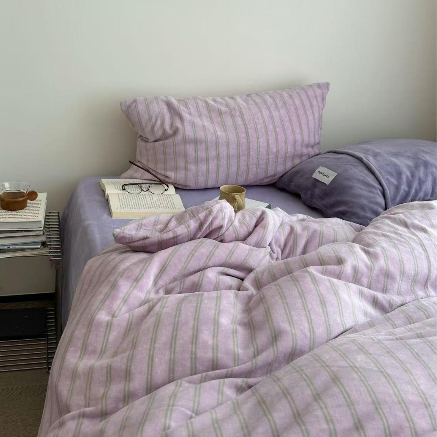 

Cozy Stripe Velvet Bedding Set - 4-Piece for Autumn/Winter with Warm Coral Fleece Duvet Cover for Dorms 1.2m Bed Sheet 3-Piece Set - Fits 150x200 Quilt