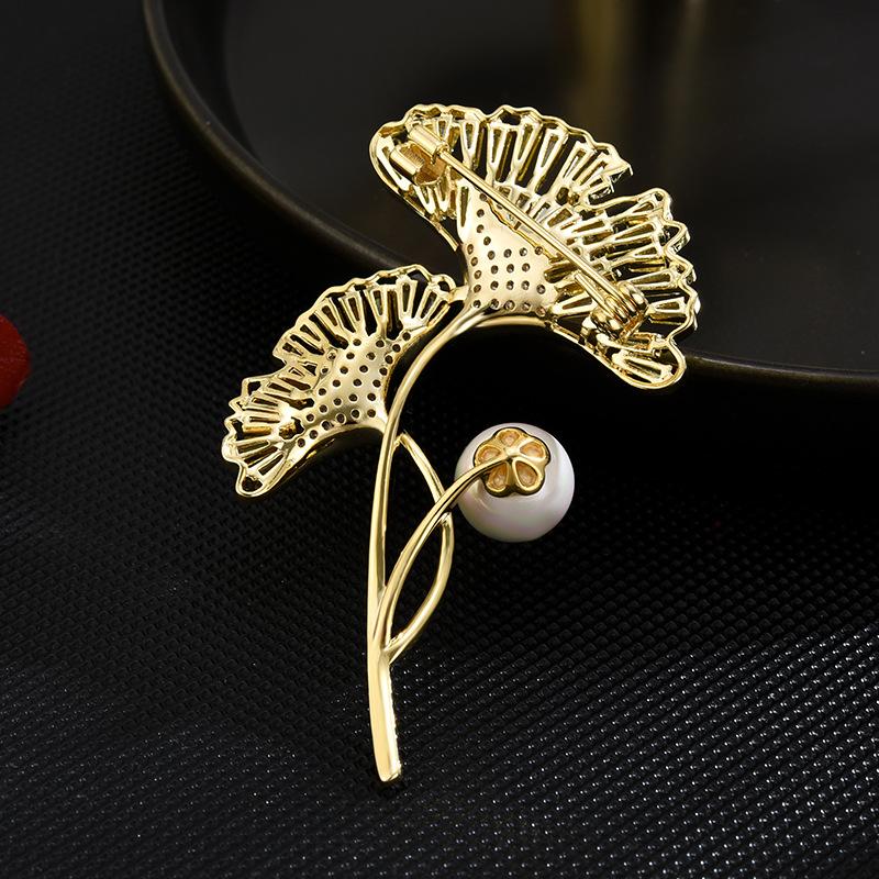 Simple And High-End Exquisite High-End Ginkgo Biloba Brooch Atmospheric Luxury Copper Gold-Plated Yellow And White Zircon Plant Corsage