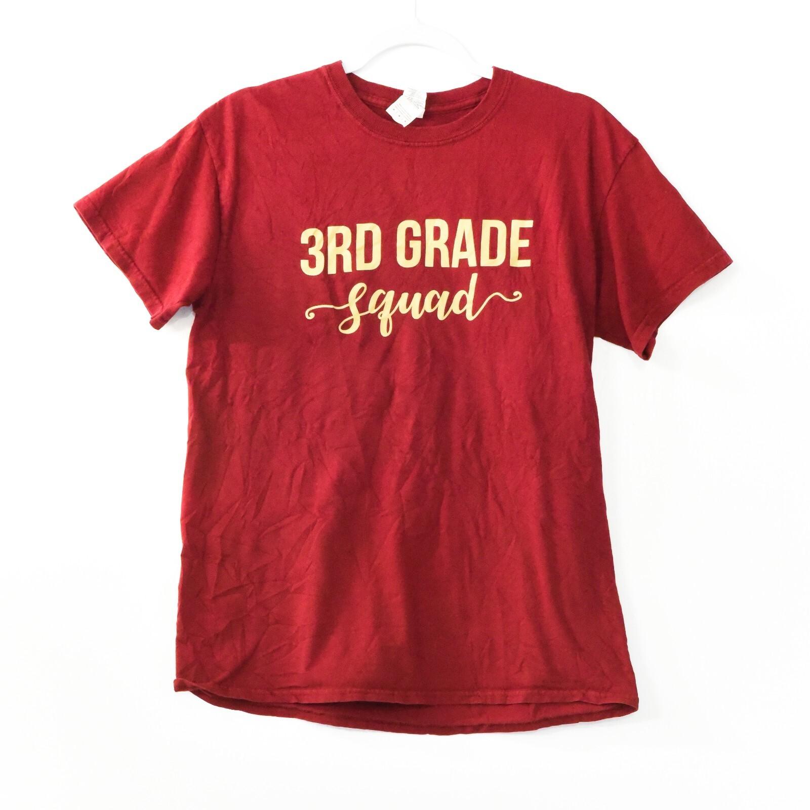 Gildan Mens Red T-Shirt 3rd Grade Squad Cotton Short Sleeve Round Neck Size M XXL