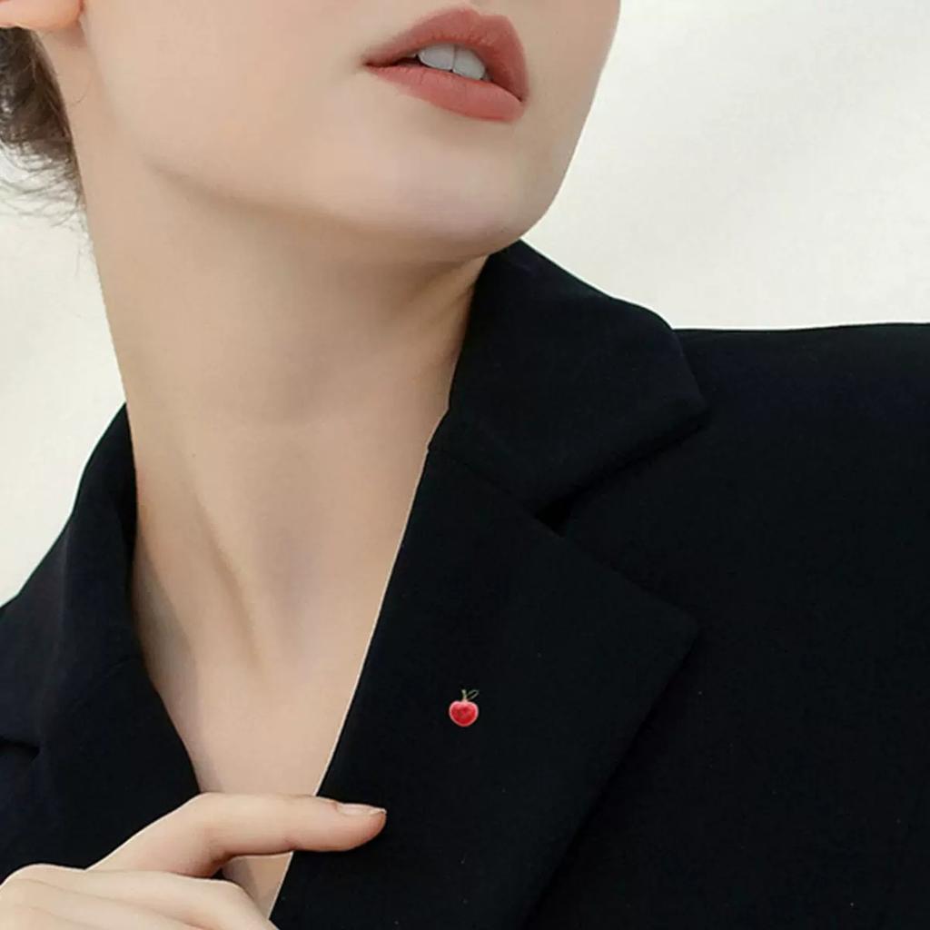 Xiaoxiangfeng Pfirsichbrosche, Hochwertige weibliche süße Fruchtnadel, Anti-Licht-Schnalle, Kragennadel, Artefakt zum Festziehen des Hosenbundes