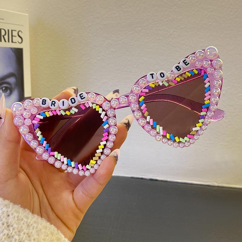 Bridal Rhinestone Heart Sunglasses: Pearl-Embellished Wedding Party Shades for Brides
