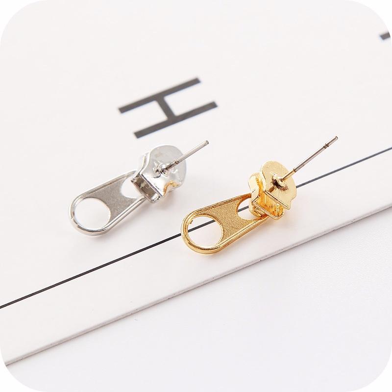 2 пары простых сережек-гвоздиков на молнии и пуговице gold silver