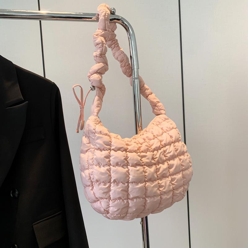 2025 neue koreanische gefaltete Wolken-Tasche Damen-Umhänge-Messenger-Tasche Mode Daunenbaumwollkleidung Achselhöhlen-Knödel-Tasche
