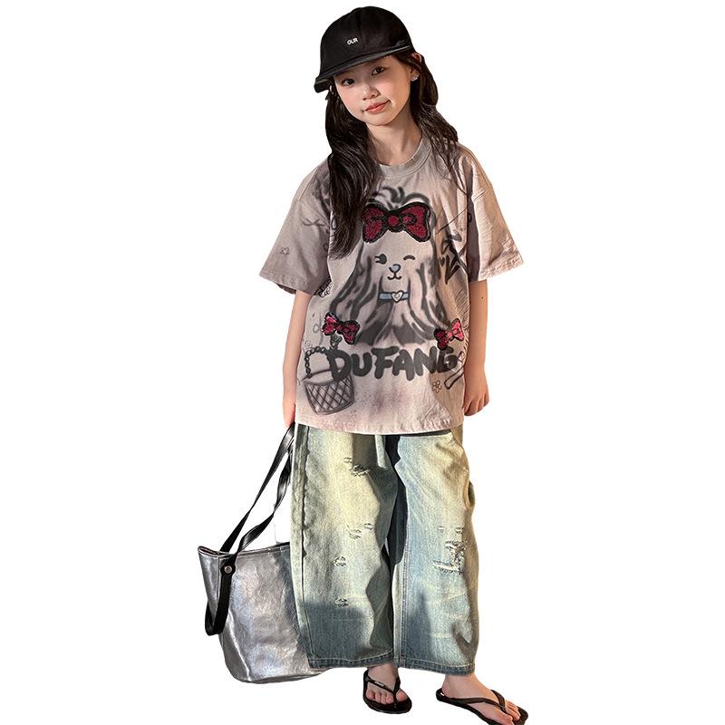 Coole Cartoon-Sommergarnitur für Kinder: Kurzarm-T-Shirt & Ripped Jeans Zweiteiler.