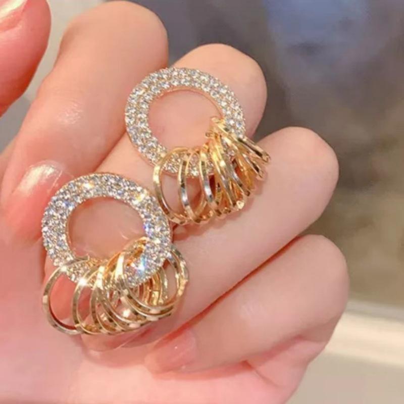 French elegance, high-end pearl super fairy stud earrings, personalized design, niche temperament, versatile and sweet earrings.