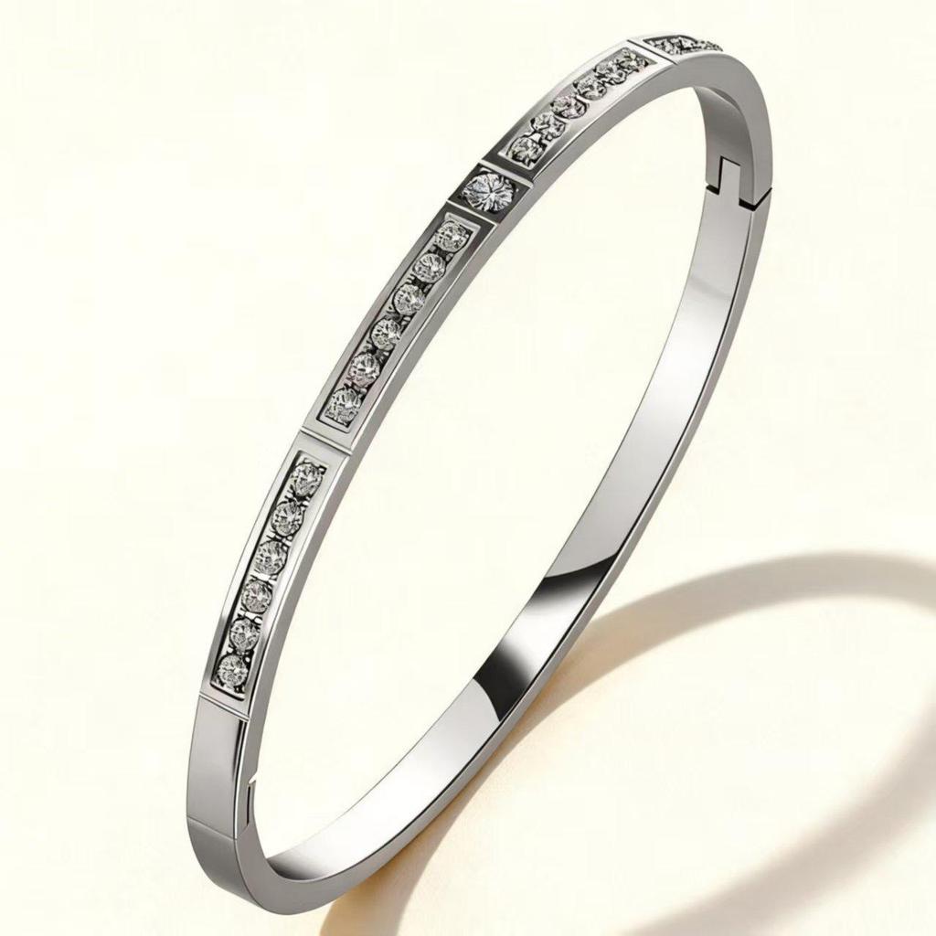 Elegante Bracciale in Acciaio Titanio Placcato Oro per Donna - Raffinato Design Europeo e Americano