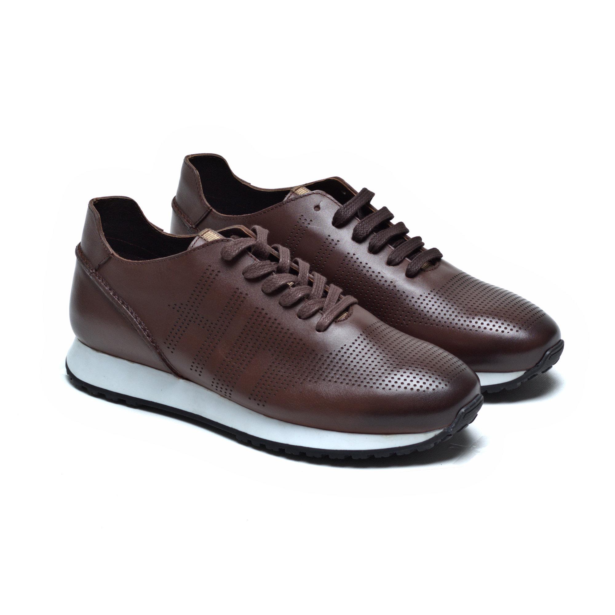 

Спортивные кроссовки на шнуровке и без шнуровки из натуральной телячьей кожи 42 коричневый