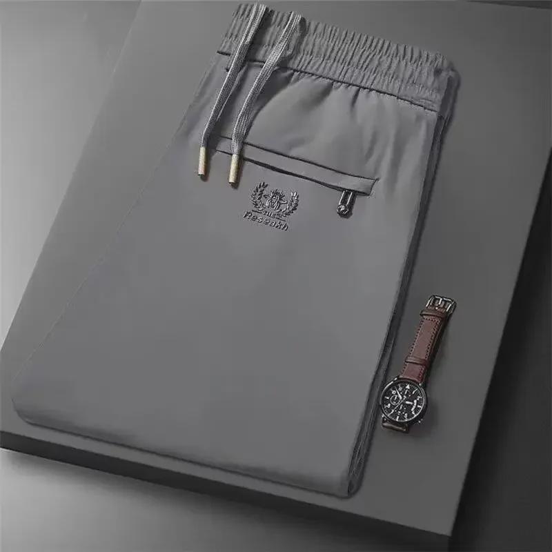 Herren-Freizeithose aus Stretch-Eisseide – bequemer elastischer Bund, lockere, dünne, gerade, lange Passform für Männer mittleren Alters und junge Männer.
