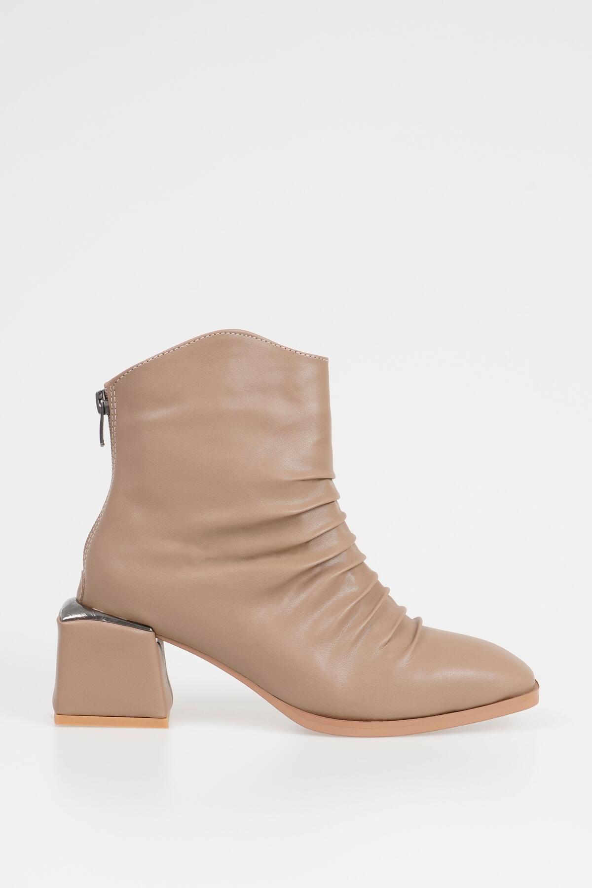 

Женские ботинки на каблуке с молнией сзади и сборками