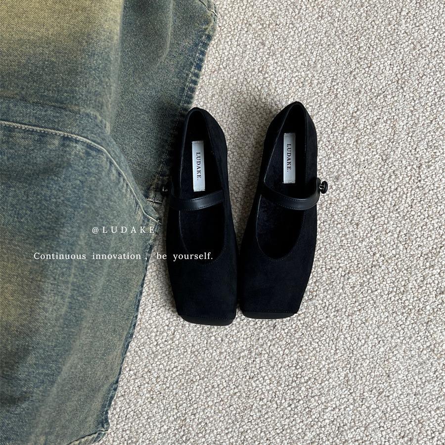 Square head Mary Jane shoes women's shoes 2025 autumn and winter new suede one-word belt retro skirt velvet single shoes