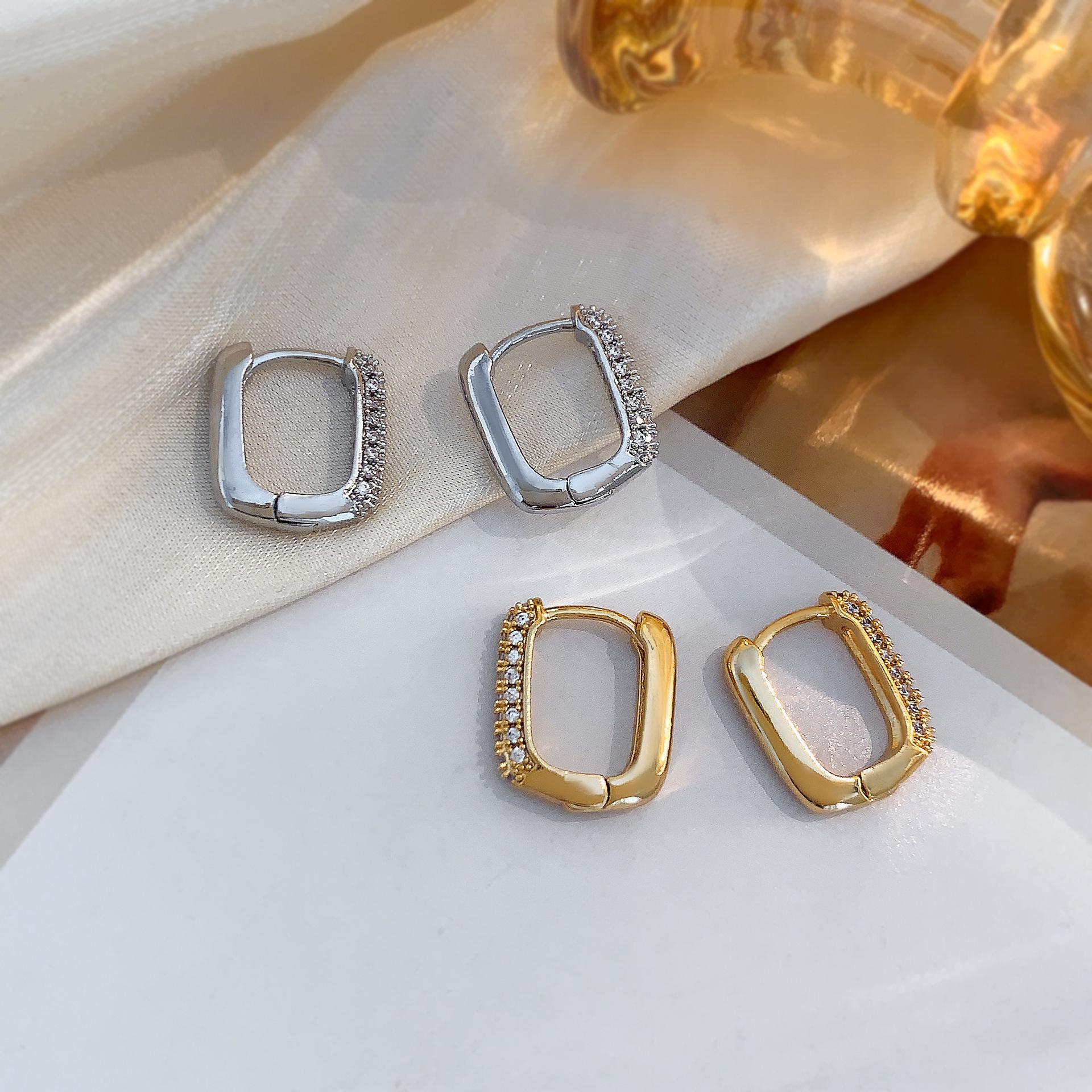 

Exquisite Diamond U-Shaped Ear Cuffs: Light Luxury Style for Elegant Work Wear