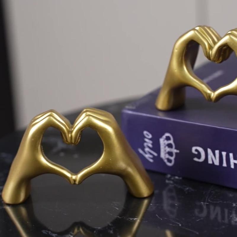 

Creative Heart Hand Statue Resin Love Gesture Sculptures Desktop Ornament Bookshelf Decor Living Room Figurines Art Decoration золотой