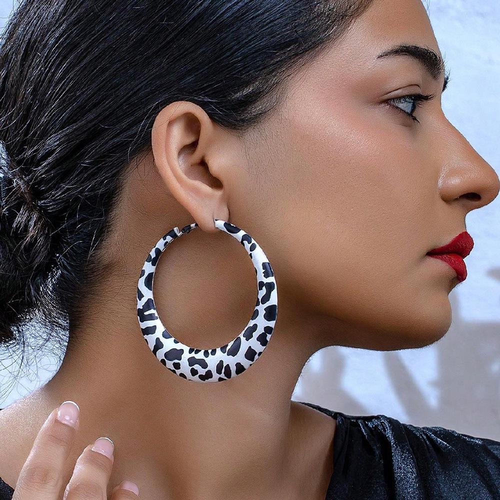 Ретро серьги-пусеты в виде круга с леопардовым и коровьим принтом